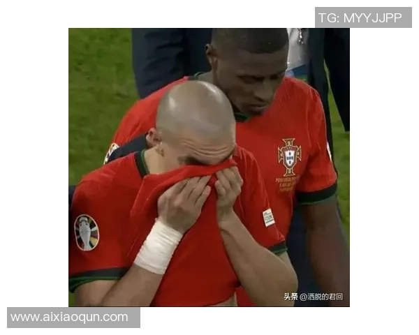 足球明星在家展示绝技倒勾球挑战自我引发热议